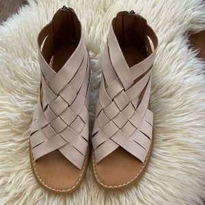 {NWOB} BORN Woven Iwa Sandal